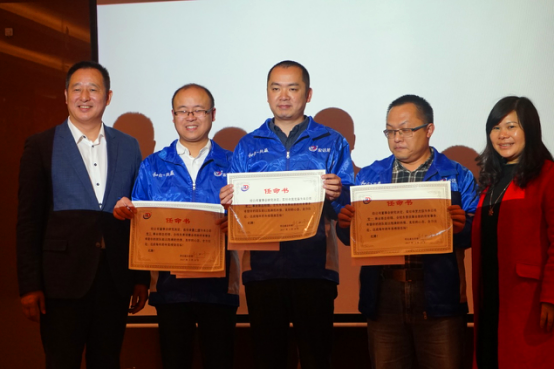 任命原華北區(qū)業(yè)務(wù)經(jīng)理羅術(shù)焰、富士康業(yè)務(wù)經(jīng)理黃宏海、華東區(qū)總經(jīng)理粟仁健分別出任三個事業(yè)部總經(jīng)理